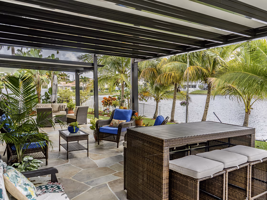 Pérgola de aluminio con sala de estar exterior y vista al agua en Miami, Florida