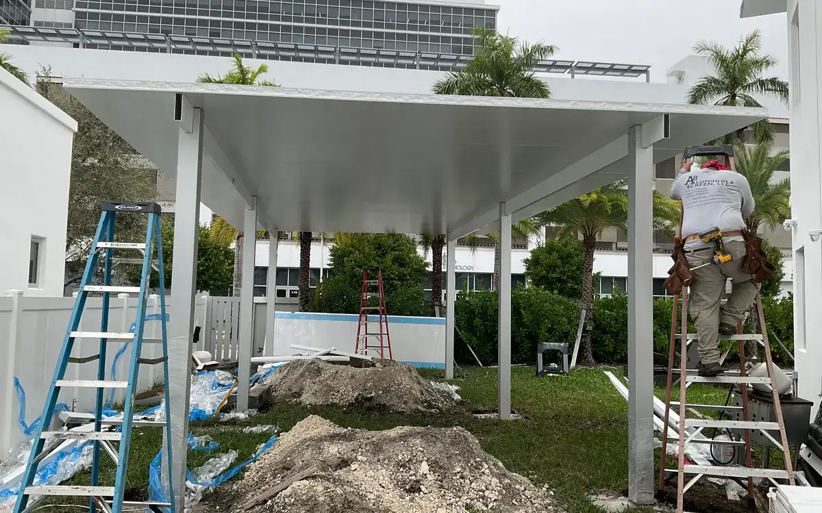Pérgola y cubierta de aluminio a medida en el sur de Florida