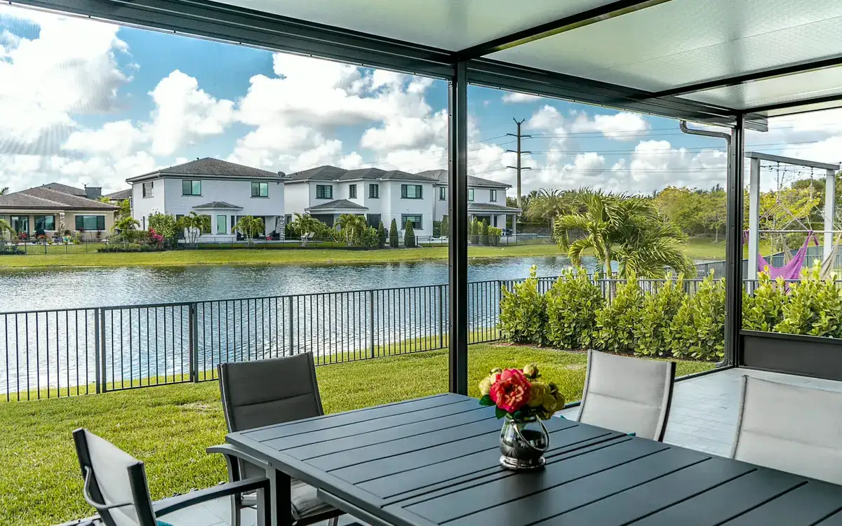 Pérgola y cubierta de aluminio a medida en el sur de Florida